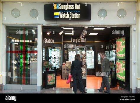 trafford centre watch shops.